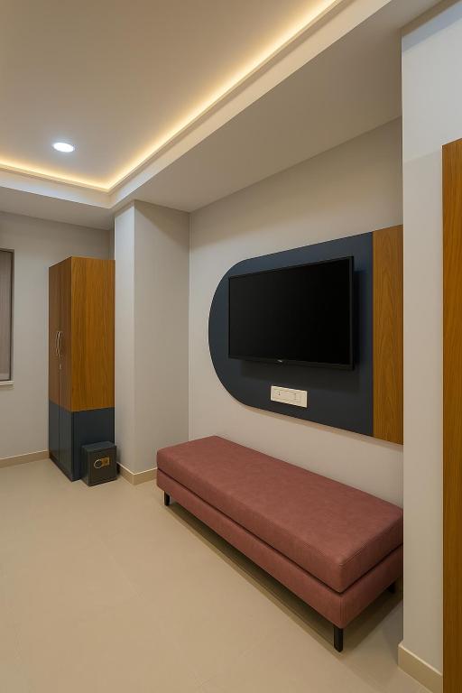 Guest room with TV and seating area